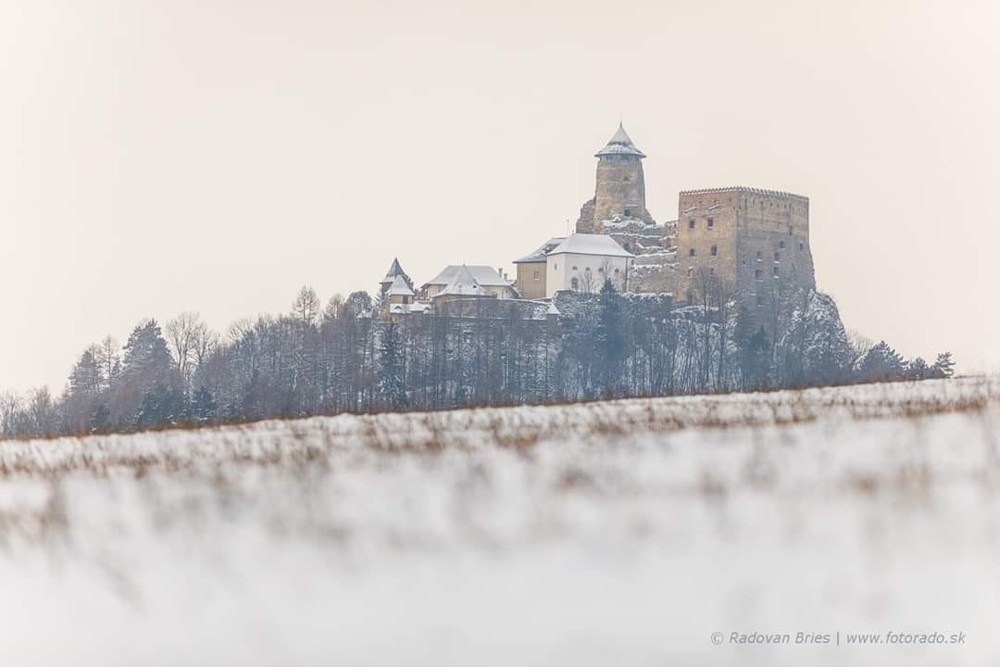 Priamy pohľad na Ľubovniansky hrad za zimného dňa.
