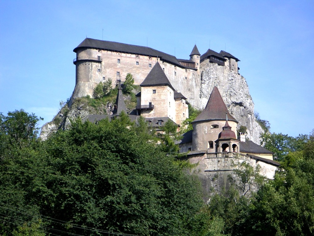 Ikonický Oravský hrad a jeho blízke okolie za letného dňa