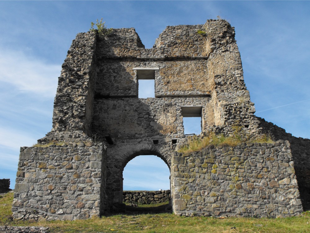 Detailný pohľad na zrúcaninu Pustého hradu nad mestom Zvolen