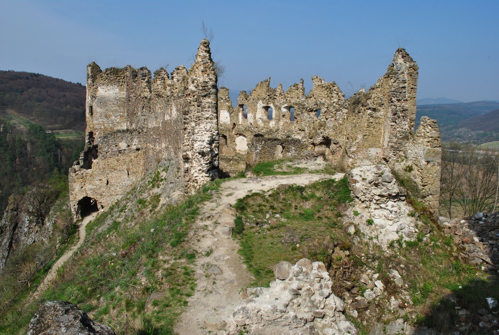Zrúcanina Šášovského hradu na kopci pri meste Žiar nad Hronom