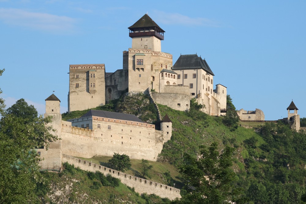 Známy Trenčiansky hrad a legendárna Omarova Studňa lásky.