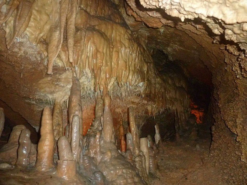 Nádherná kvapľová výzdoba v jaskyni na západnom Slovensku