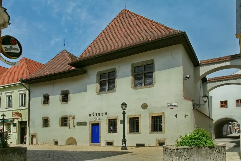 Budova košického múzea a okolité domčeky a ulica