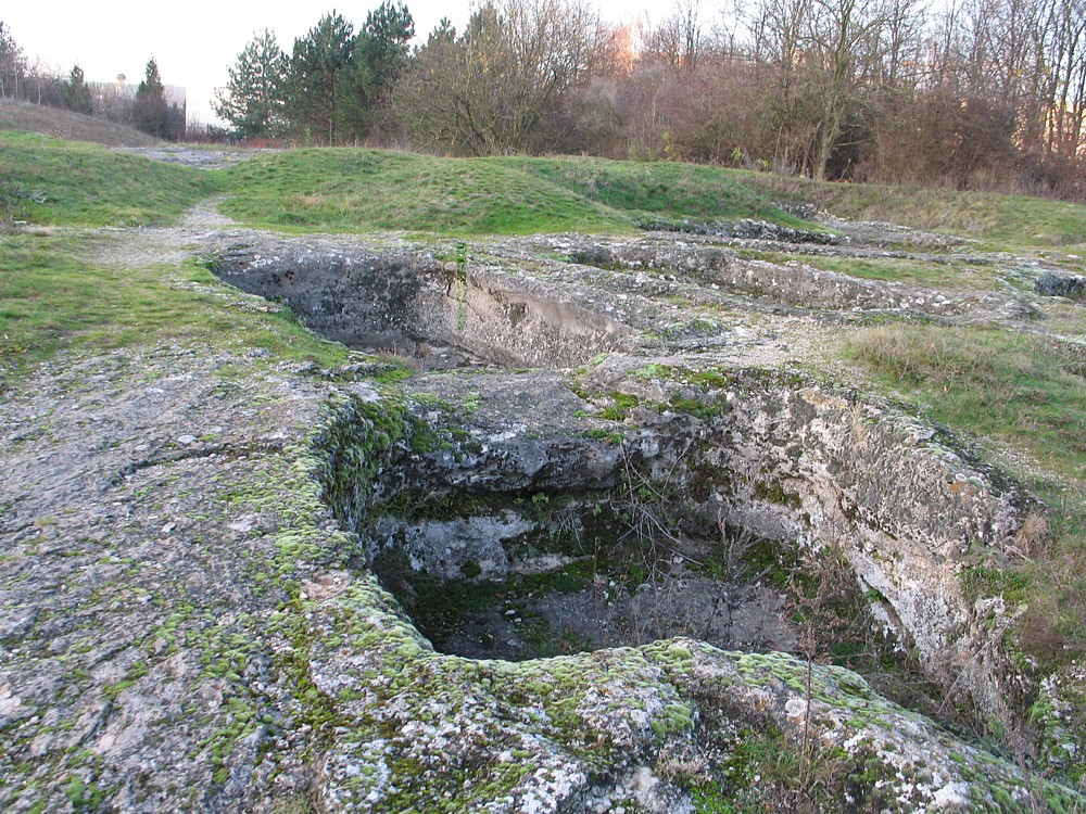 Skalné diery (travertíny)  v prírode nachádzajúce sa v Dudinciach. 