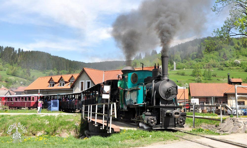 Čiernohorská tradičná železnica s vláčikom plným turistov