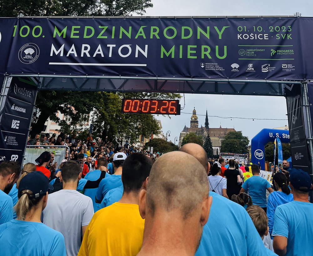 Veľa ľudí čaká na odpočítanie štartu košického maratónu.