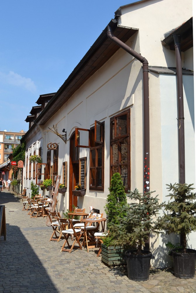 Originálna ulička s dobovými obchodíkmi v centre Košíc