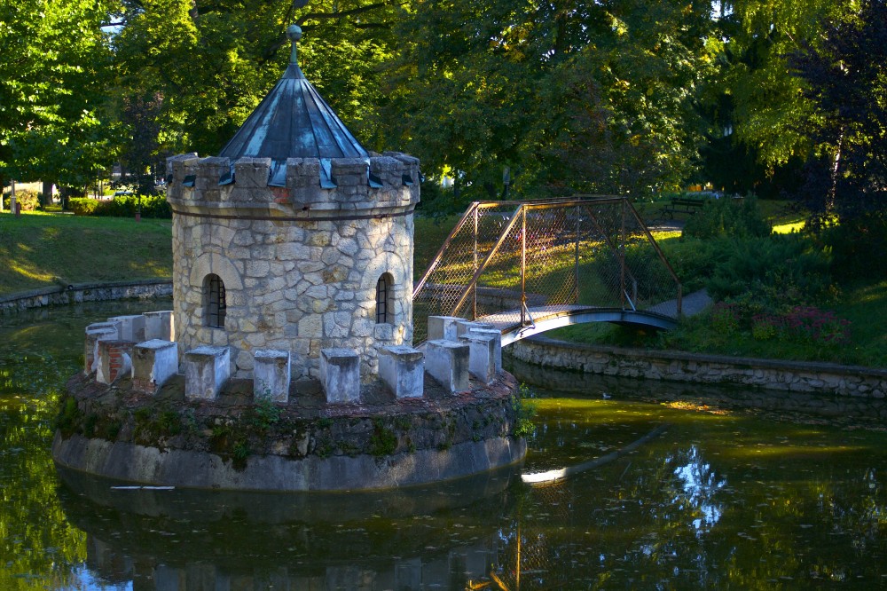 Jazierko s vežičkou v strede pri Bojníckom zámku.