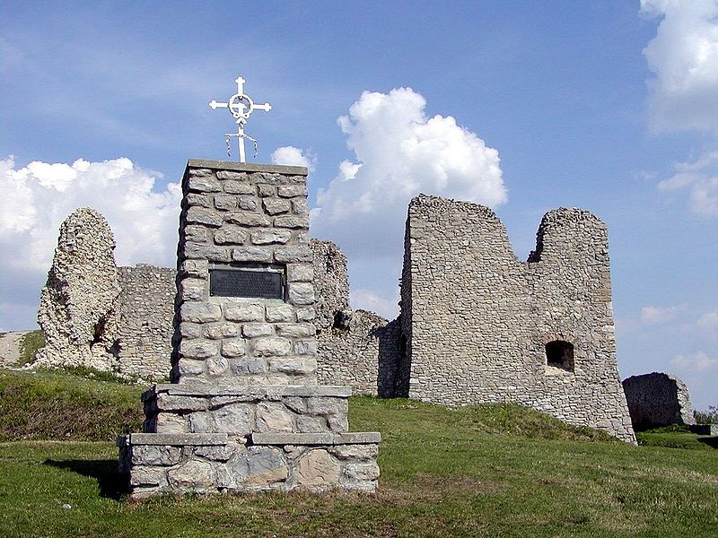 Zrúcaninu hradu Branč nad obcou Podbranč