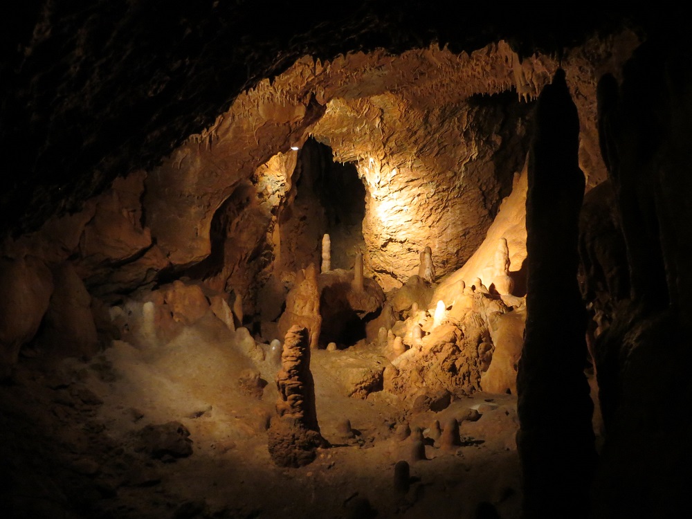 Návšteva jednej zo slovenských jaskýň poteší dospelých i detí