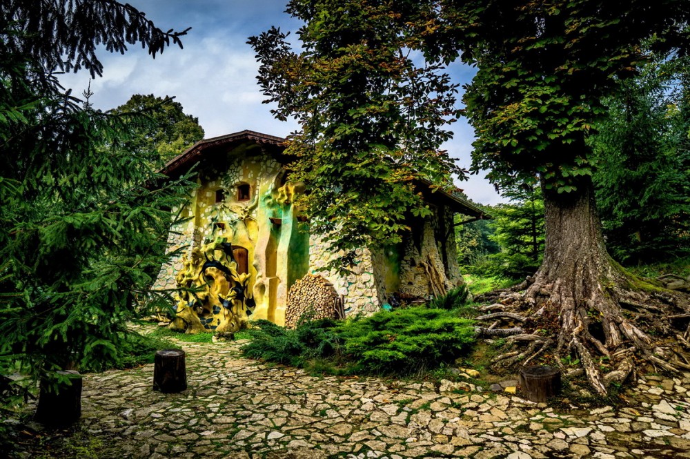 Originálny rozprávkový domček pod korunou obrovského stromu