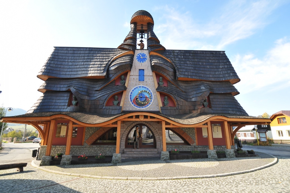 Slovenský orloj v Starej Bystrici, najväčšia drevená socha na Slovensku