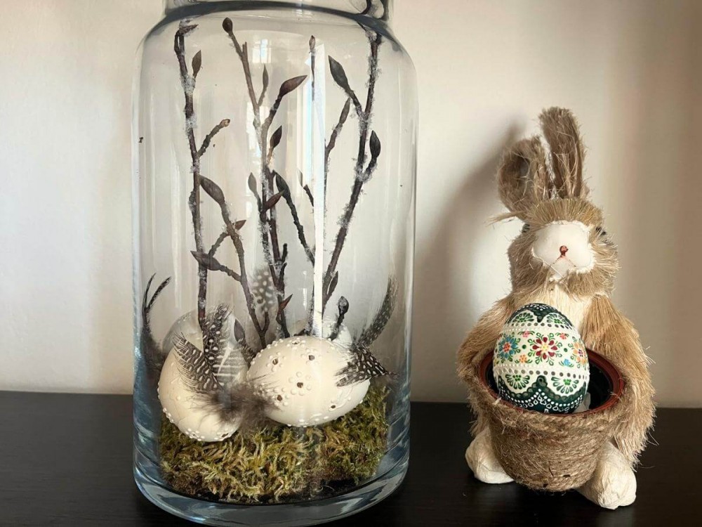 Ekologická dekorácia na Veľkú noc zo zajačika a sklenej nádoby s bahniatkami