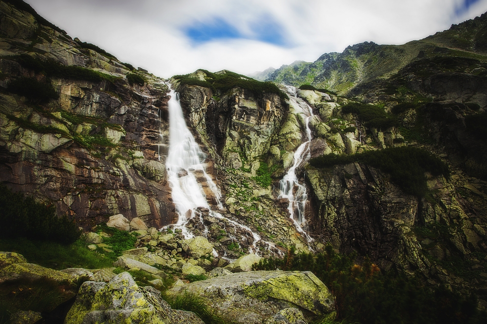 Vodopád skok dlhý 25 metrov v Mlynickej doline pri Štrbskom plese