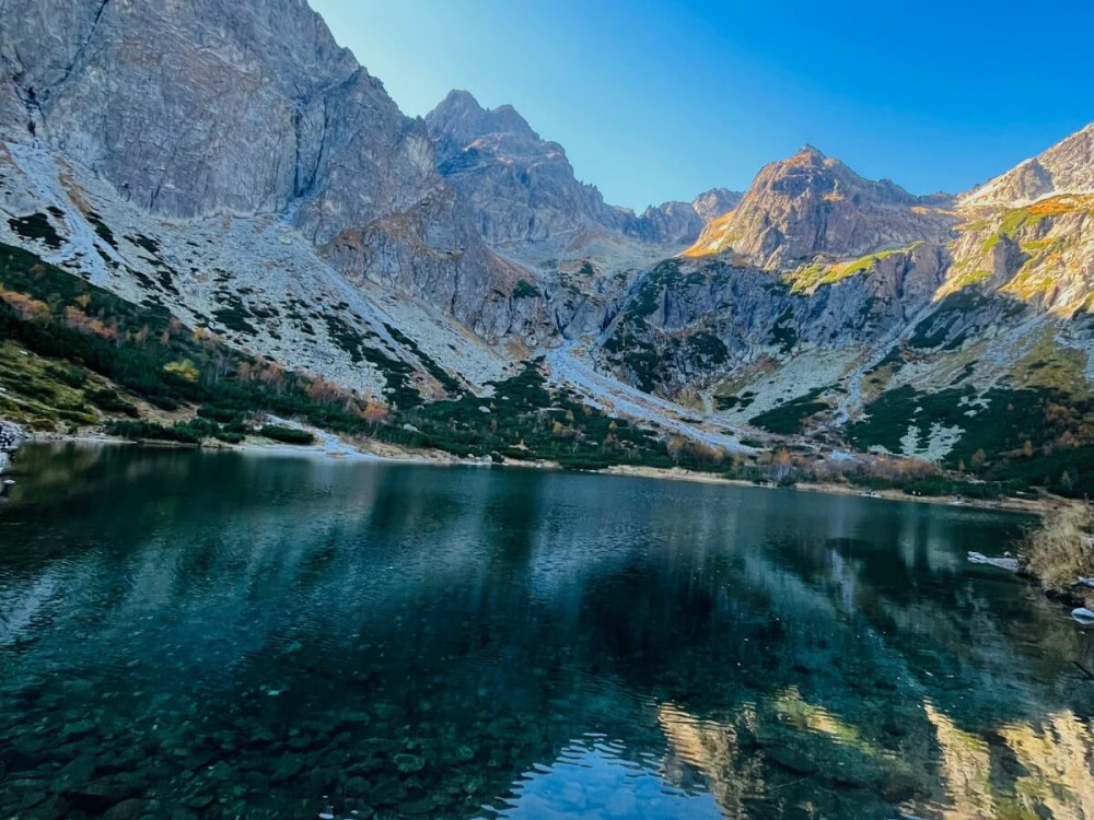 Pohľad na tyrkysovú vodu Zeleného plesa a okolité tatranské štíty.